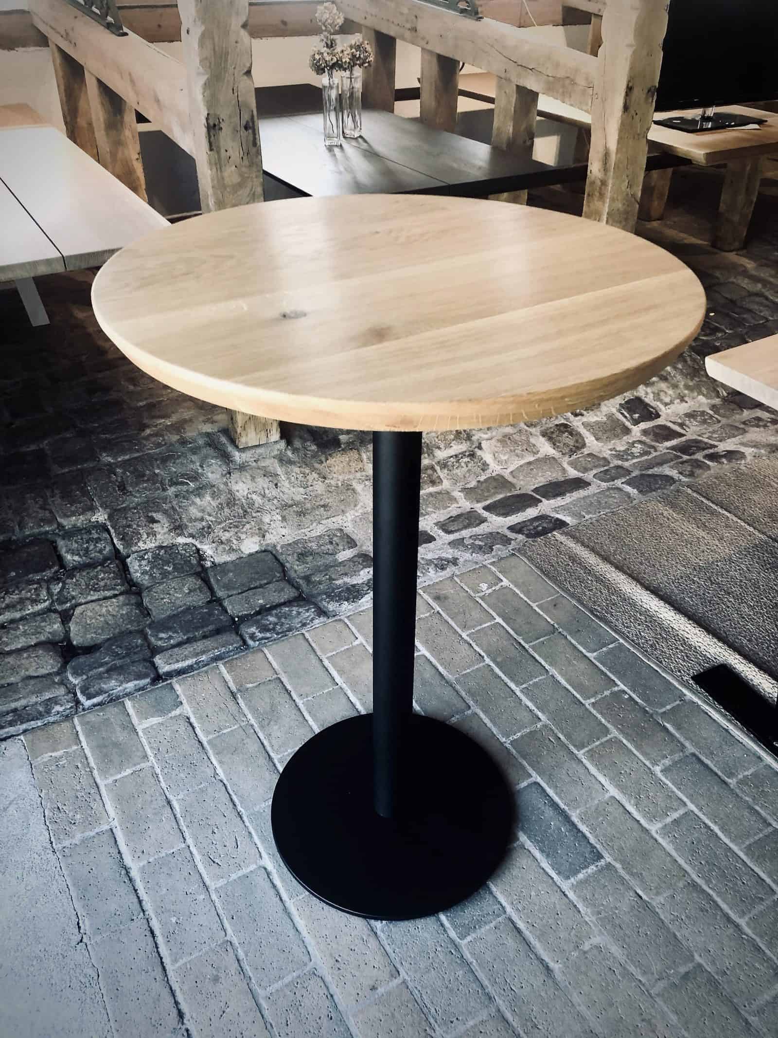 Rundt plankebord i massivt træ