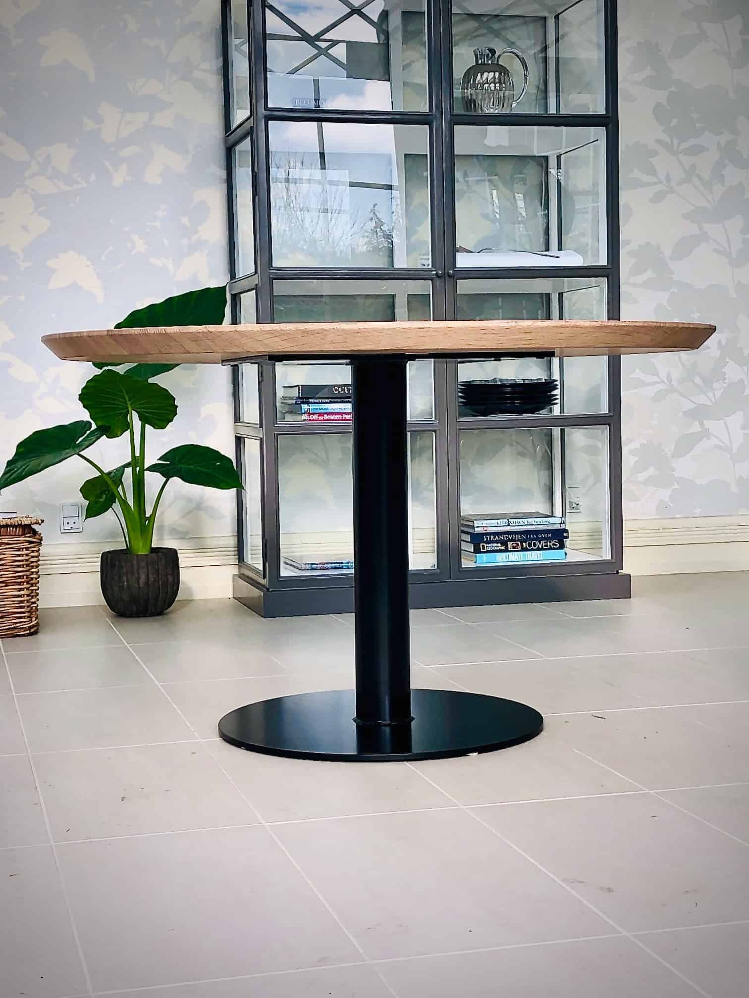 Rundt bord med koniske ben