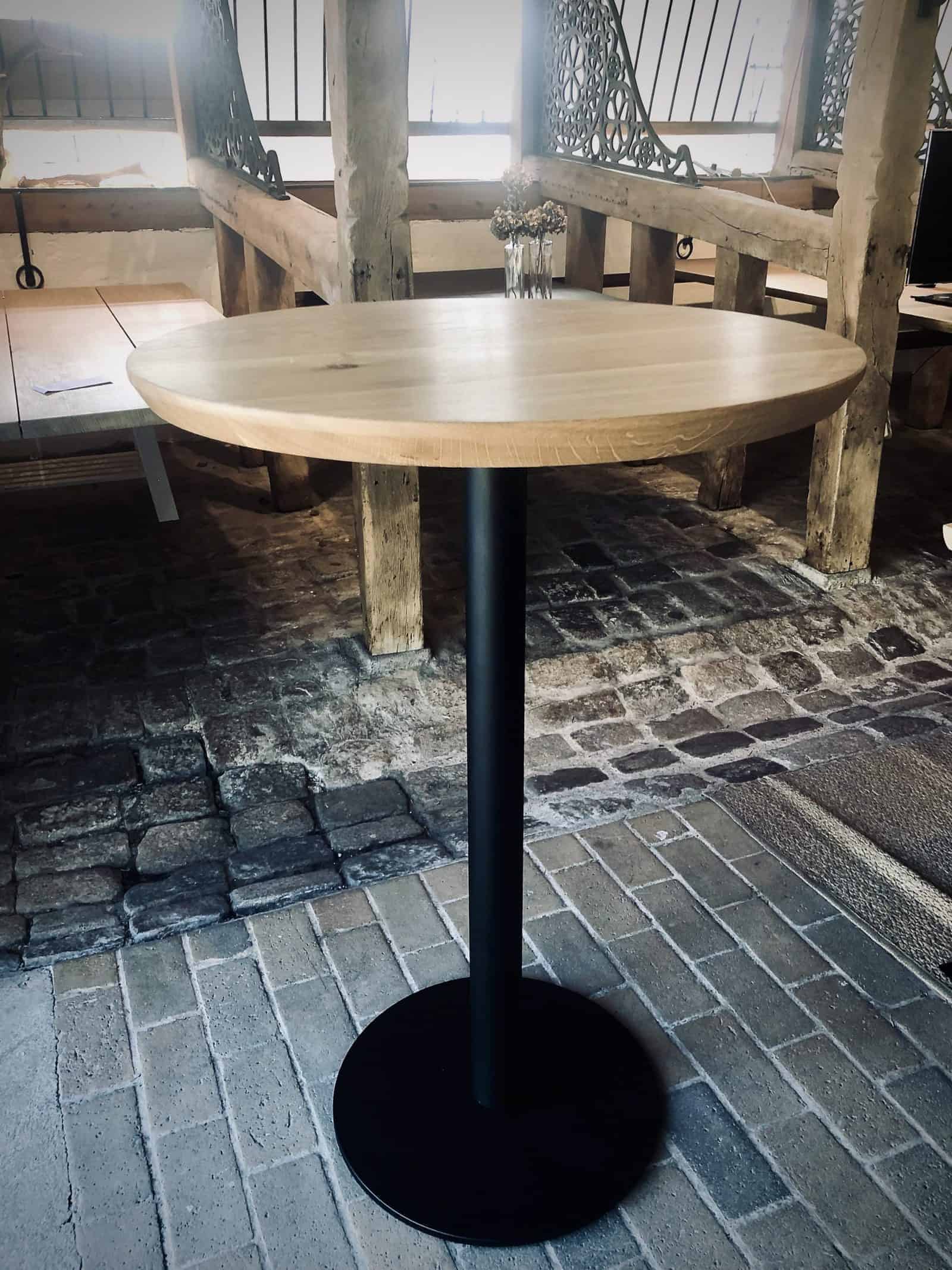 Rundt spisebord i egetræ