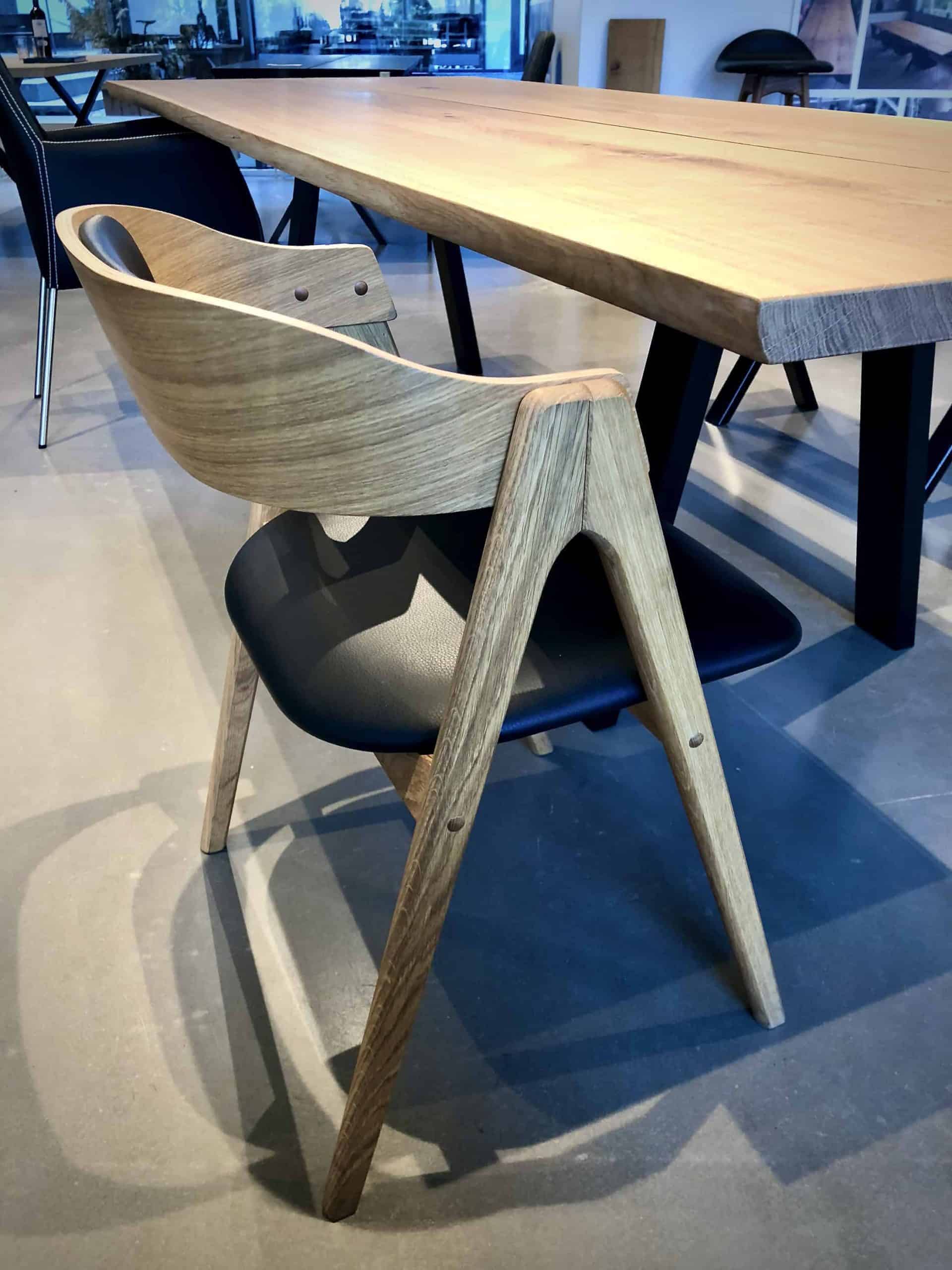 Spisebordsstol ved plankebord