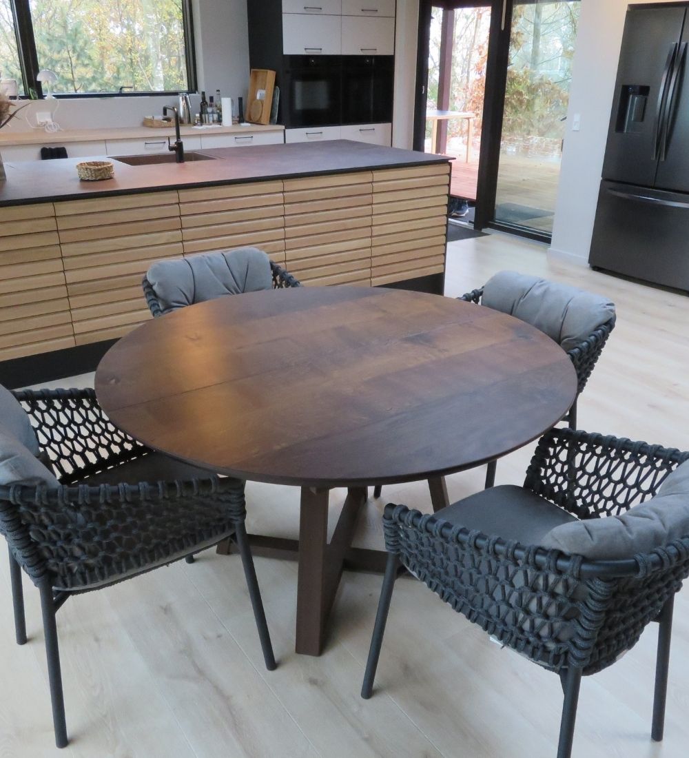 Rundt bord i egetræ