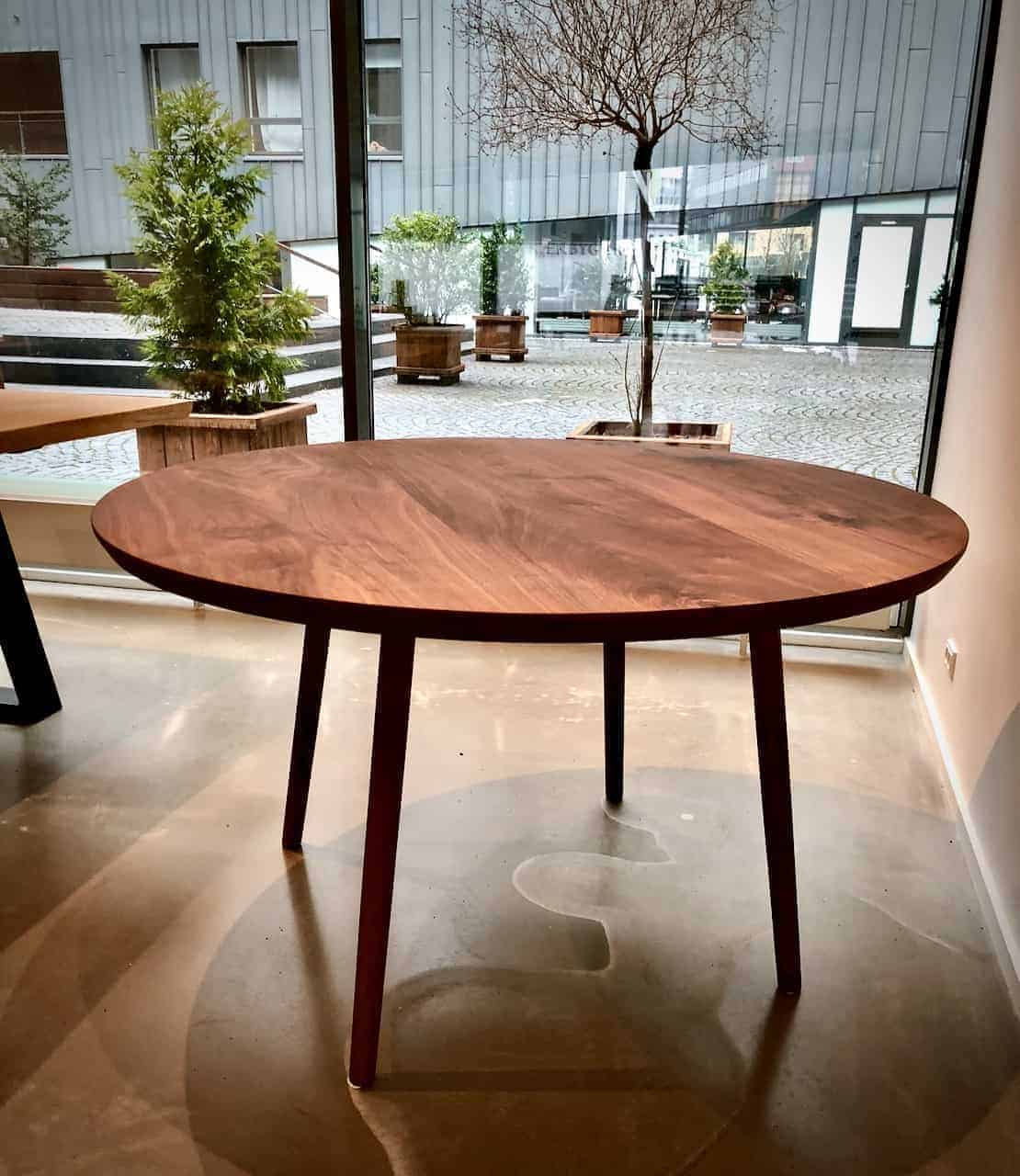 Håndlavet rundt bord