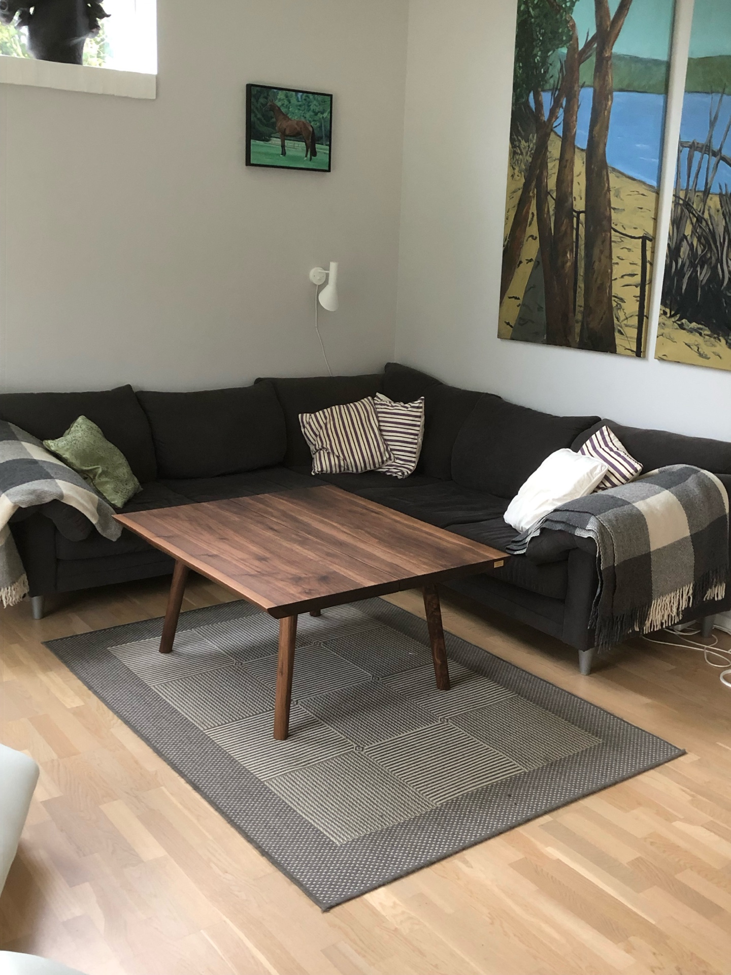 Sofabord i valnød med runde ben