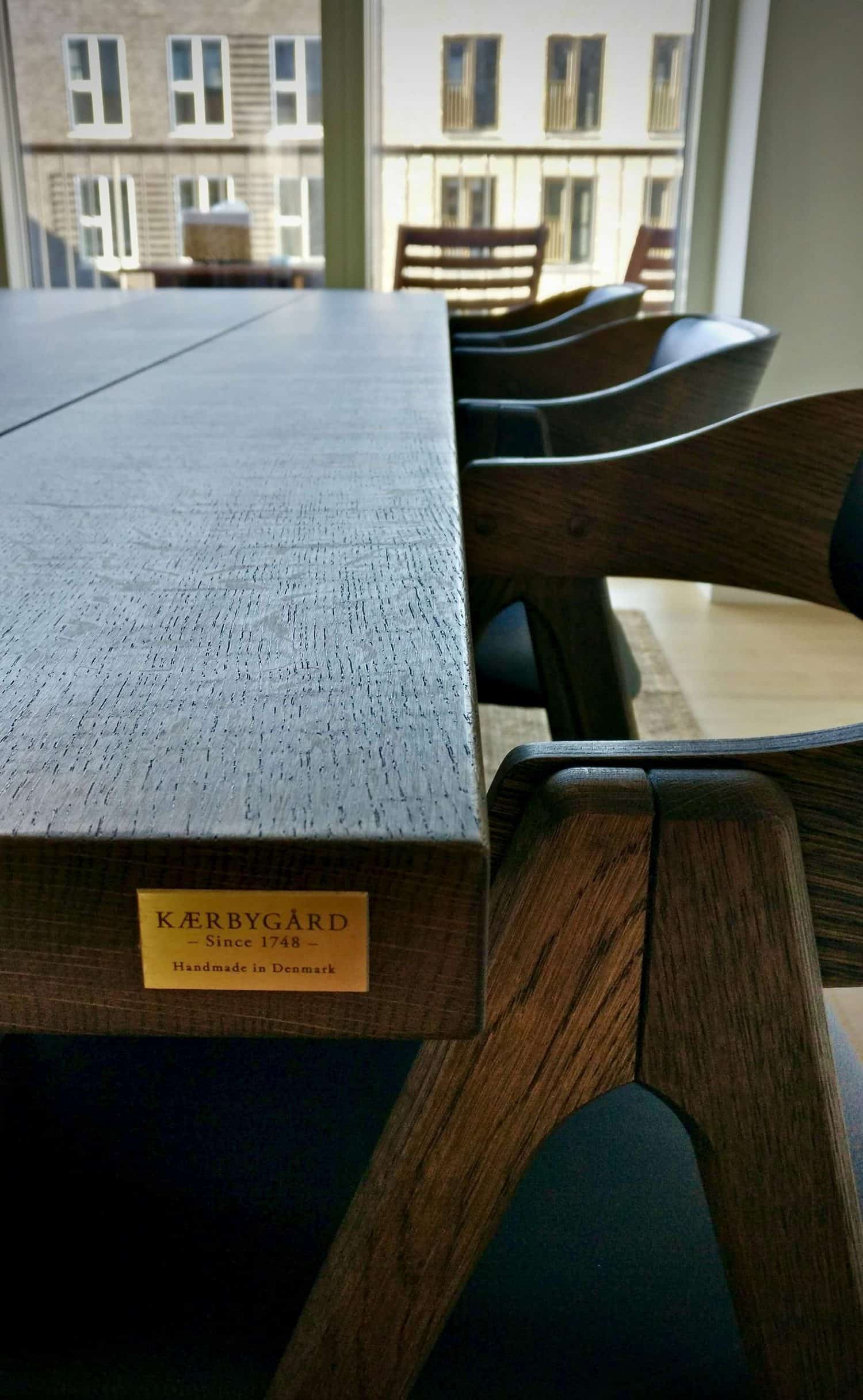 Mette stol ved plankebord