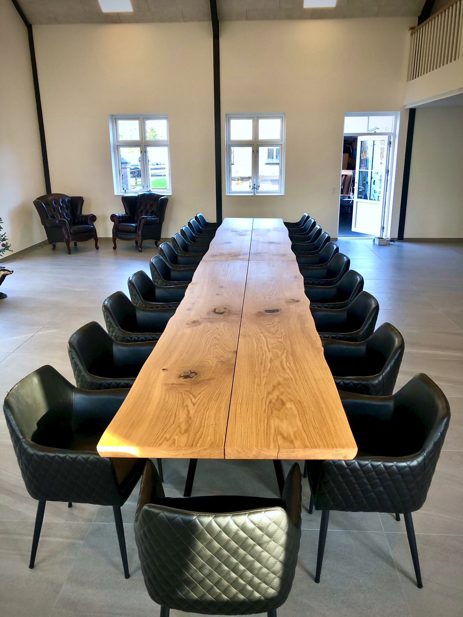 Kaerbygaard 2021 lång plankbord och konferensbord med tulsastolar 12