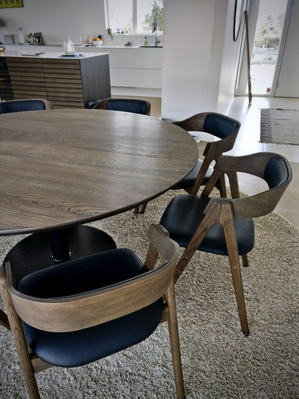 Rundt plankebord i egetrae kaerbygaard 2021 med udtryk og 2 tillaegsplader inkl mette spisebordsstole 6 scaled