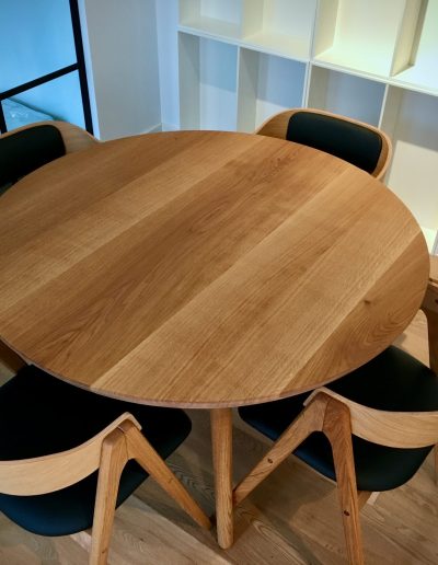 Rundt plankebord i elmetrae 2021 kaerbygaard 2021 med udtryk og 2 tillaegsplader inkl mette spisebordsstole 1 scaled