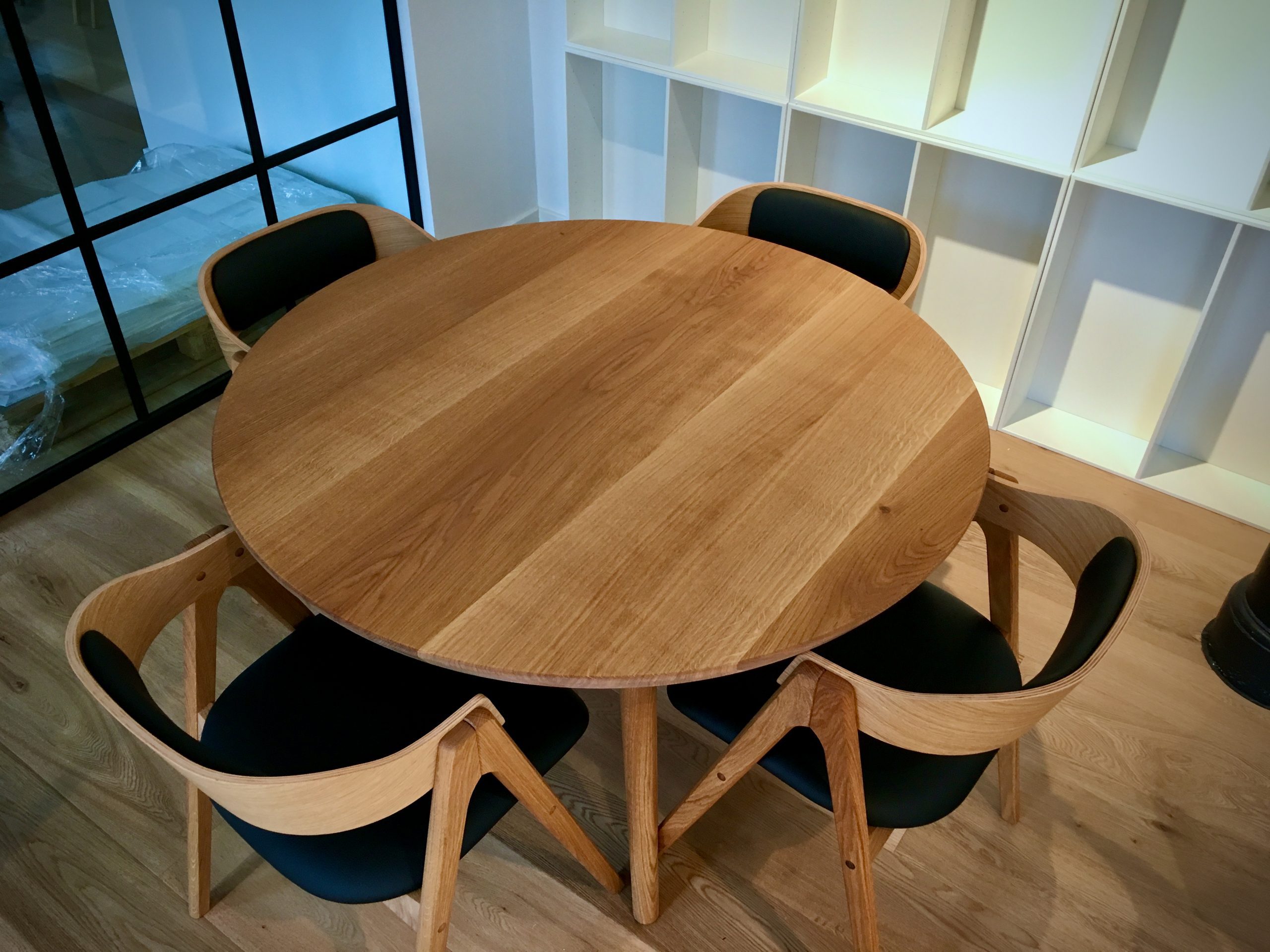 Rundt plankebord i elmetrae 2021 kaerbygaard 2021 med udtryk og 2 tillaegsplader inkl mette spisebordsstole 1 scaled