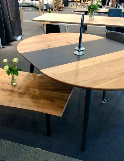 Round plank table in elm wood 2021 kaerbygaard 2021 with expressions and 2 additional plates incl. mette dining table chairs 3 1 scaled