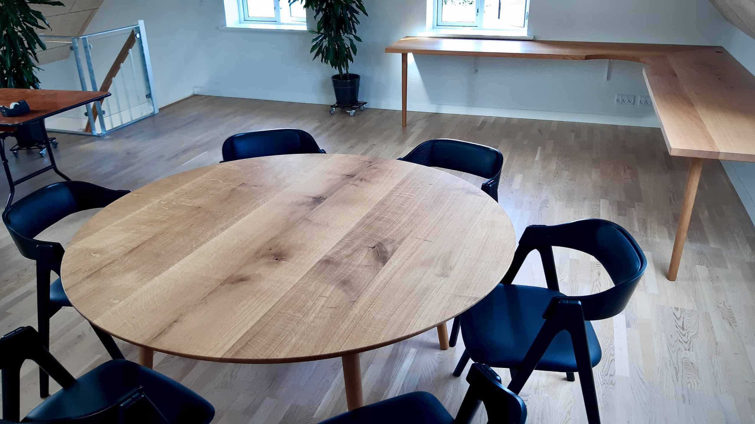 runder Tisch ovaler Tischtisch in trae traebord traemobler kaerbygaard kaerbygård August 2020 17 skaliert